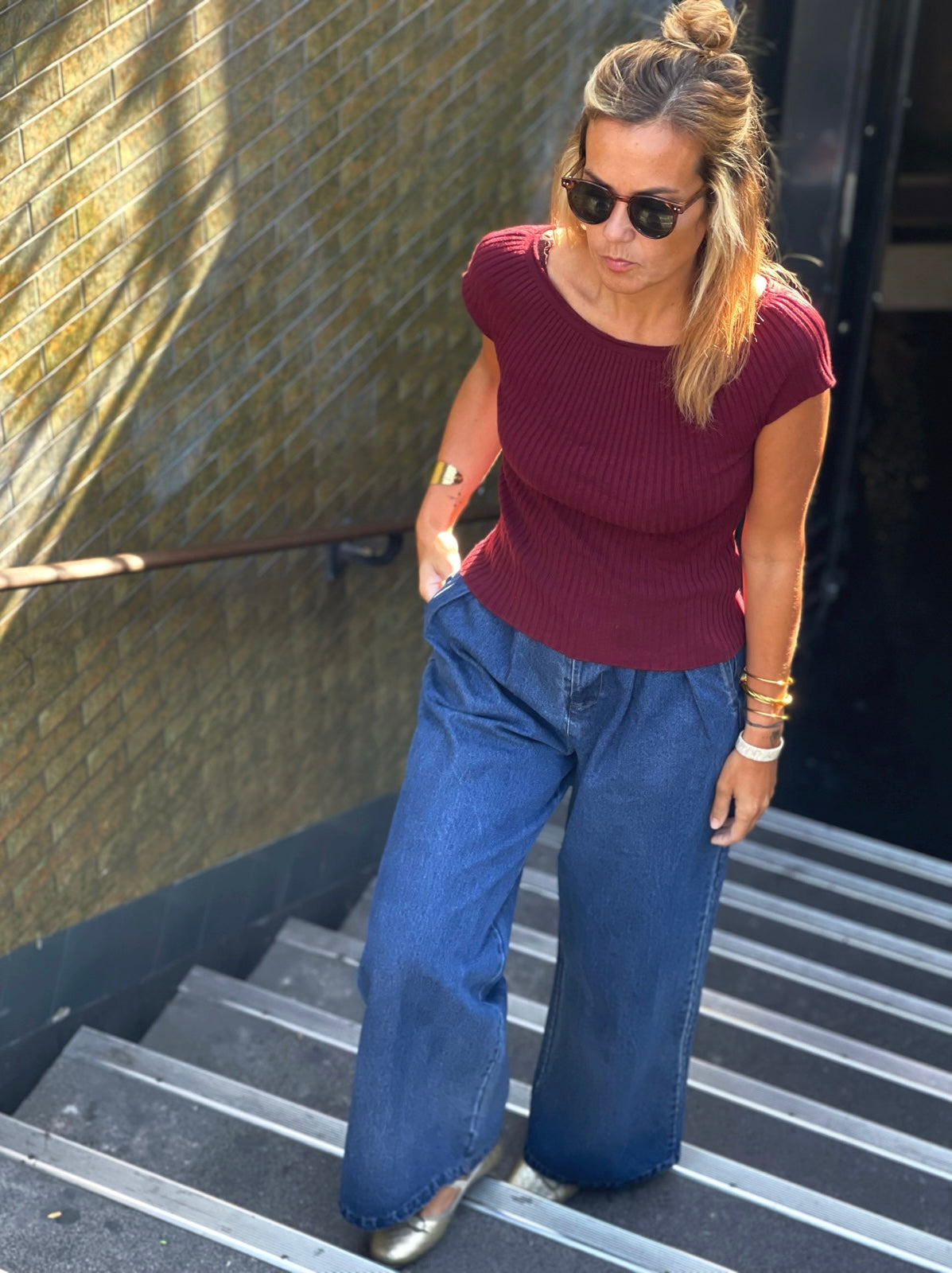Top Giulia bordeaux porté avec le jean Trinité, silhouette entière