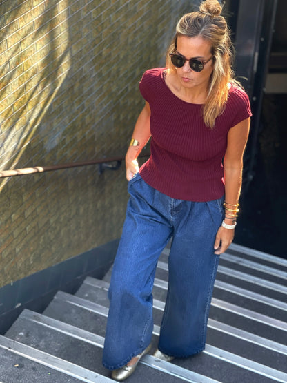 Top Giulia bordeaux porté avec le jean Trinité, silhouette entière