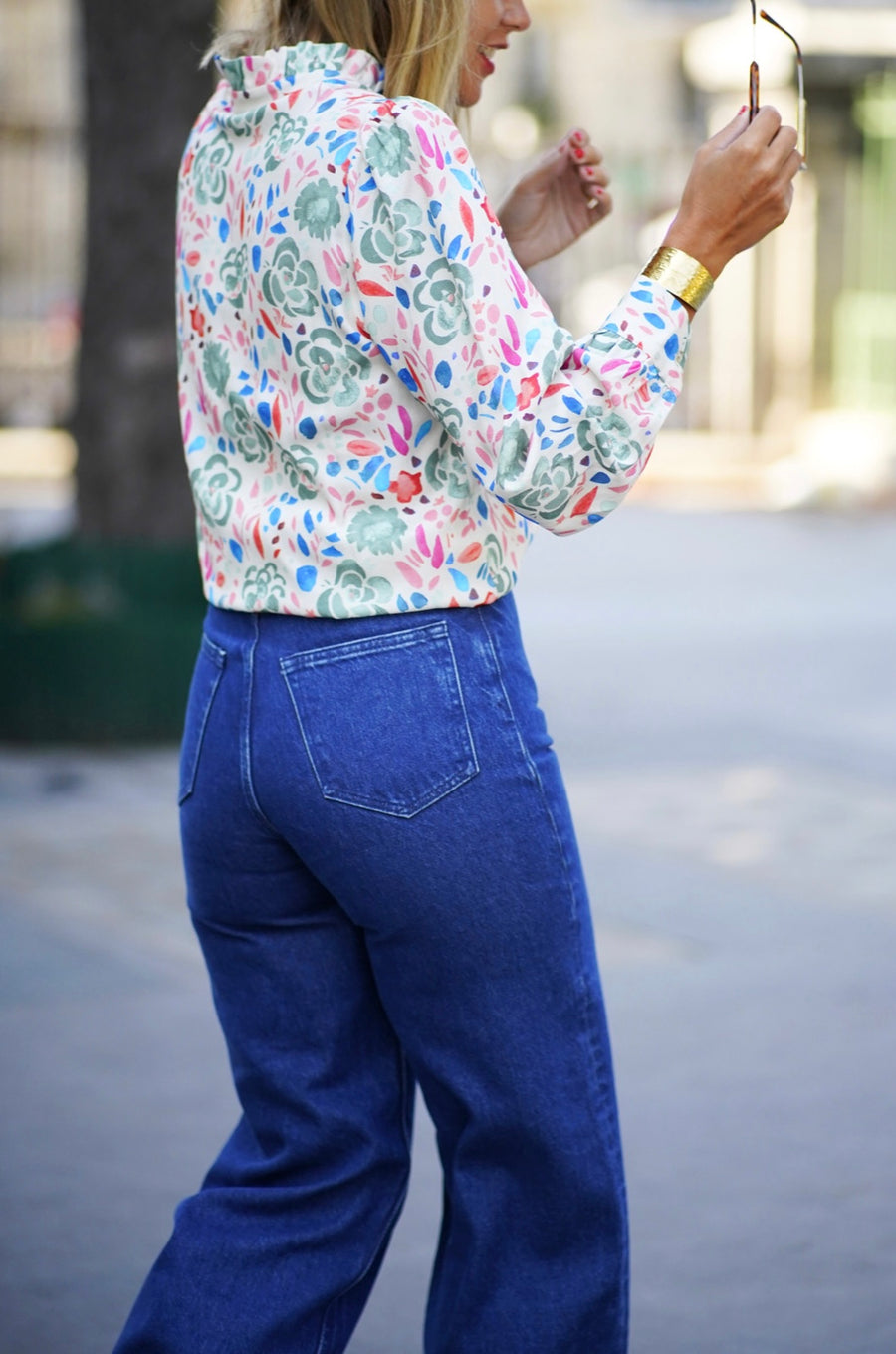 Imprevu-blouse-sweet-flower-blanche-motifs-fleuris-colorees-col-ourle-manches-longues-boutonnees-legerement-bouffantes-epaulettes-Mylo-concept-store-Paris-batignolles